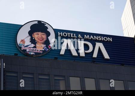 Tokio, Japan. 1. Februar 2023. Das APA Hotel and Mansion (Ã‚¢ãƒ ãƒ ãƒ†ãƒ«Ã‚¢ãƒ³ãƒ ãƒžãƒ³ã‚·ãƒ ãƒ³) ist eine bekannte Kette von Budgethotels in Japan. Das Hotel bietet saubere und komfortable Zimmer zu erschwinglichen Preisen und genießt einen guten Ruf für seinen hochwertigen Service. Toshio Motoya (å…ƒè°· å¤-å¿-é„) ist das Gesicht der Marke und bekannt für ihre unverblümten rechtsextremen, ultranationalistischen Ansichten. Kredit: ZUMA Press, Inc./Alamy Live News Stockfoto