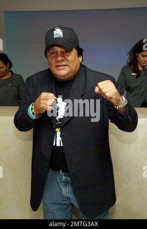 Der legendäre Boxer Roberto Duran (auch bekannt als „Manos de Piedra“ oder „Hands of Stone“) kommt in seinem Luxushotel an, um an der Veranstaltung „Night of Legends“ zu Ehren von ihm und Jake Lamotta (auch bekannt als „Raging Bull“) in Miami Beach, FL, teilzunehmen. 5/21/09. Stockfoto