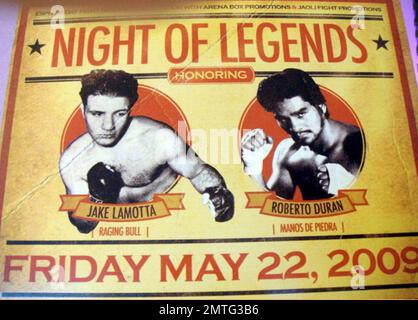 Der legendäre Boxer Roberto Duran (auch bekannt als „Manos de Piedra“ oder „Hands of Stone“) kommt in seinem Luxushotel an, um an der Veranstaltung „Night of Legends“ zu Ehren von ihm und Jake Lamotta (auch bekannt als „Raging Bull“) in Miami Beach, FL, teilzunehmen. 5/21/09. Stockfoto