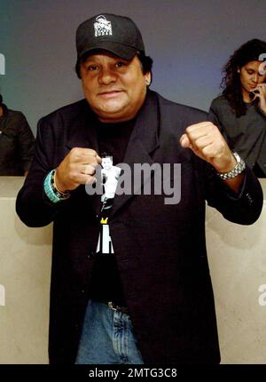 Der legendäre Boxer Roberto Duran (auch bekannt als „Manos de Piedra“ oder „Hands of Stone“) kommt in seinem Luxushotel an, um an der Veranstaltung „Night of Legends“ zu Ehren von ihm und Jake Lamotta (auch bekannt als „Raging Bull“) in Miami Beach, FL, teilzunehmen. 5/21/09. Stockfoto