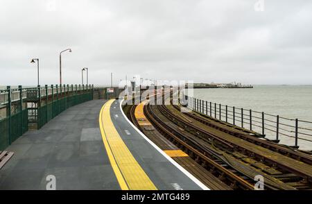 Ryde Pier erstreckt sich bis zur Solent Isle of wight 2023 Stockfoto