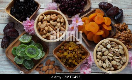 Verschiedene Trockenfrüchte: Trockene Pflaumen, Kiwis, Rosinen, Nüsse, Pistazien. TU BiShvat ein jüdisches Urlaubskonzept Stockfoto