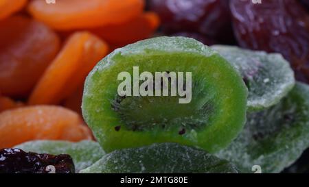 Getrocknete Kiwis und andere Trockenfrüchte. TU BiShvat ein jüdisches Urlaubskonzept Stockfoto