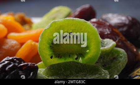 Getrocknete Kiwis und andere Trockenfrüchte. TU BiShvat ein jüdisches Urlaubskonzept Stockfoto