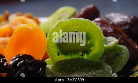 Getrocknete Kiwis und andere Trockenfrüchte. TU BiShvat ein jüdisches Urlaubskonzept Stockfoto