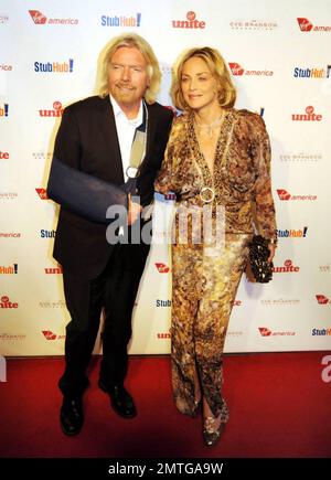 - Sir Richard Branson und Sharon Stone von The Rock, der Kasbah Gala, zu Gunsten von Virgin Unite und der Eve Branson Foundation, Gastgeberin von Sir Richard Branson und Eve Branson in Vibiana in Los Angeles, Kalifornien. 10/26/09 Stockfoto