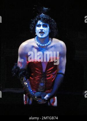 Julian McMahon tritt in der One-Night-Only-Show „The Rocky Horror Picture Show“ im Wiltern auf, bei der der 35. Jahrestag mit Sternen und Kostümball stattfindet. Die Veranstaltung, produziert von Lou Adler und Kevin Duncan und geleitet von Kenny Ortega, profitierte von der Painted Turtle, einem von Paul Newman's Hole in the Wall Gang Camps, Das bietet Kindern in ganz Kalifornien, die an chronischen und lebensbedrohlichen Krankheiten leiden, die Möglichkeit, die gewöhnlichen Freuden des Kinderlebens durch ein ganzjähriges Camp- und Krankenhaus-Outreach-Programm wiederzuentdecken. Los Angeles, Kalifornien. 10/28/10. Stockfoto