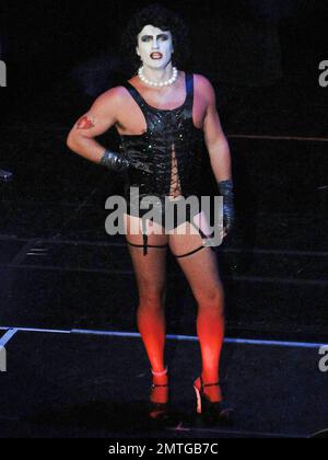 Julian McMahon tritt in der One-Night-Only-Show „The Rocky Horror Picture Show“ im Wiltern auf, bei der der 35. Jahrestag mit Sternen und Kostümball stattfindet. Die Veranstaltung, produziert von Lou Adler und Kevin Duncan und geleitet von Kenny Ortega, profitierte von der Painted Turtle, einem von Paul Newman's Hole in the Wall Gang Camps, Das bietet Kindern in ganz Kalifornien, die an chronischen und lebensbedrohlichen Krankheiten leiden, die Möglichkeit, die gewöhnlichen Freuden des Kinderlebens durch ein ganzjähriges Camp- und Krankenhaus-Outreach-Programm wiederzuentdecken. Los Angeles, Kalifornien. 10/28/10. Stockfoto