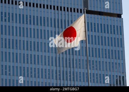 Tokio, Japan. 1. Februar 2023. Eine japanische Hinomaru-Flagge, die japanische Staatsflagge, die vor einem Bürogebäude fliegt. Japanische Wirtschaft, japanische Geschäfte, japanische Regierung, Tokio.Nagatacho ist ein Bezirk im Chiyoda-Bezirk von Tokio, Japan, und beherbergt das politische Zentrum des Landes, darunter die offizielle Residenz des Premierministers, das National Diet Building und den Sitz mehrerer Regierungsbehörden. Auf Japanisch wird es als é•·c°c‘° (Nagatacho) bezeichnet. Es gilt als einer der einflussreichsten Gebiete in Japan und wird oft als „Zentrum der japanischen Politik“ bezeichnet. Kredit: ZUMA Press, Stockfoto