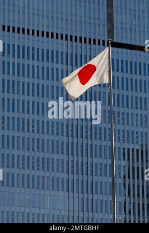 Tokio, Japan. 1. Februar 2023. Eine japanische Hinomaru-Flagge, die japanische Staatsflagge, die vor einem Bürogebäude fliegt. Japanische Wirtschaft, japanische Geschäfte, japanische Regierung, Tokio.Nagatacho ist ein Bezirk im Chiyoda-Bezirk von Tokio, Japan, und beherbergt das politische Zentrum des Landes, darunter die offizielle Residenz des Premierministers, das National Diet Building und den Sitz mehrerer Regierungsbehörden. Auf Japanisch wird es als é•·c°c‘° (Nagatacho) bezeichnet. Es gilt als einer der einflussreichsten Gebiete in Japan und wird oft als „Zentrum der japanischen Politik“ bezeichnet. Kredit: ZUMA Press, Stockfoto