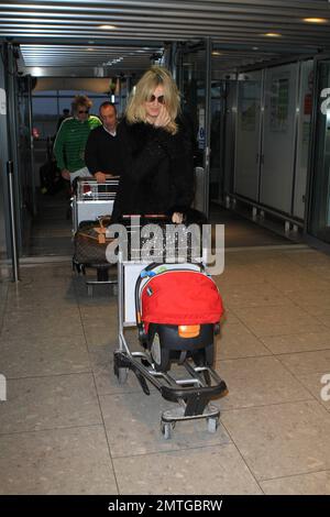 Rocker Rod Stewart, Ehefrau Penny Lancaster und ihre beiden Kinder Alistair und Aiden kommen am Flughafen London Heathrow an, um einen Flug zu nehmen. Die Gruppe sah aus wie eine glückliche Familie, als sie nur Tage vor Neujahr durch den Flughafen kam. London, Großbritannien. 29. Dezember 2011 Stockfoto