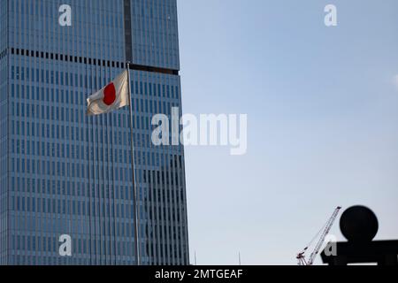 Tokio, Japan. 1. Februar 2023. Eine japanische Hinomaru-Flagge, die japanische Staatsflagge, die vor einem Bürogebäude fliegt. Japanische Wirtschaft, japanische Geschäfte, japanische Regierung, Tokio.Nagatacho ist ein Bezirk im Chiyoda-Bezirk von Tokio, Japan, und beherbergt das politische Zentrum des Landes, darunter die offizielle Residenz des Premierministers, das National Diet Building und den Sitz mehrerer Regierungsbehörden. Auf Japanisch wird es als é•·c°c‘° (Nagatacho) bezeichnet. Es gilt als einer der einflussreichsten Gebiete in Japan und wird oft als „Zentrum der japanischen Politik“ bezeichnet. Kredit: ZUMA Press, Stockfoto