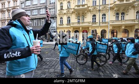 Prag, Tschechische Republik. 01. Februar 2023. Etwa hundert Kuriere des Zustellunternehmens Wolt demonstrierten gegen Änderungen der Vergütung und eine Gebührenermäßigung am 1. Februar 2023 in Prag, Tschechische Republik. Kredit: Michal Kamaryt/CTK Photo/Alamy Live News Stockfoto