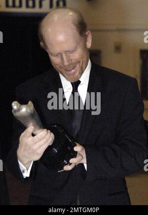 Multitalentierter Schauspieler, Regisseur, Schriftsteller und Produzent Ron Howard posiert mit seinem Silver Hugo Career Achievement Award im Museum of Science and Industry während des Chicago International Film Festivals 2010. Der zweimalige Oscar-Gewinner wurde für seine herausragende 50-jährige Karriere in der Filmindustrie ausgezeichnet. Howard begann seine Karriere im Fernsehen, vor allem mit den amerikanischen Shows „The Andy Griffith Show“ und „Happy Days“, die sich später zu einem Film weiterentwickelten, in dem 1973 George Lucas den Film „American Graffiti“ spielte. Howard gewann zwei Oscars für seinen Film „A Beautiful Mind“ und leitet derzeit den CO Stockfoto