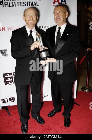 Multitalentierter Schauspieler, Regisseur, Schriftsteller und Produzent Ron Howard posiert mit seinem Silver Hugo Career Achievement Award im Museum of Science and Industry während des Chicago International Film Festivals 2010. Der zweimalige Oscar-Gewinner wurde für seine herausragende 50-jährige Karriere in der Filmindustrie ausgezeichnet. Howard begann seine Karriere im Fernsehen, vor allem mit den amerikanischen Shows „The Andy Griffith Show“ und „Happy Days“, die sich später zu einem Film weiterentwickelten, in dem 1973 George Lucas den Film „American Graffiti“ spielte. Howard gewann zwei Oscars für seinen Film „A Beautiful Mind“ und leitet derzeit den CO Stockfoto