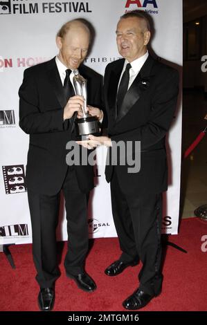 Multitalentierter Schauspieler, Regisseur, Schriftsteller und Produzent Ron Howard posiert mit seinem Silver Hugo Career Achievement Award im Museum of Science and Industry während des Chicago International Film Festivals 2010. Der zweimalige Oscar-Gewinner wurde für seine herausragende 50-jährige Karriere in der Filmindustrie ausgezeichnet. Howard begann seine Karriere im Fernsehen, vor allem mit den amerikanischen Shows „The Andy Griffith Show“ und „Happy Days“, die sich später zu einem Film weiterentwickelten, in dem 1973 George Lucas den Film „American Graffiti“ spielte. Howard gewann zwei Oscars für seinen Film „A Beautiful Mind“ und leitet derzeit den CO Stockfoto