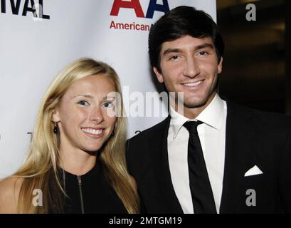 Der Eiskunstläufer Evan Lysacek und seine Freundin treffen im Museum of Science and Industry ein, um den vielfach talentierten Schauspieler, Regisseur, Schriftsteller und Produzenten Ron Howard beim Chicago International Film Festival 2010 mit dem Silver Hugo Career Achievement Award zu ehren. Der zweimalige Oscar-Gewinner wurde für seine herausragende 50-jährige Karriere in der Filmindustrie ausgezeichnet. Howard begann seine Karriere im Fernsehen, vor allem mit den amerikanischen Shows „The Andy Griffith Show“ und „Happy Days“, die sich später zu einem Film weiterentwickelten, in dem 1973 George Lucas den Film „American Graffiti“ spielte. Howard gewann zwei OS Stockfoto