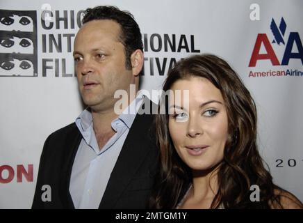 Vince Vaughn und seine Frau Kyla Weber kommen im Museum of Science and Industry an, um den vielfach talentierten Schauspieler, Regisseur, Schriftsteller und Produzenten Ron Howard beim Chicago International Film Festival 2010 mit dem Silver Hugo Career Achievement Award zu ehren. Der zweimalige Oscar-Gewinner wurde für seine herausragende 50-jährige Karriere in der Filmindustrie ausgezeichnet. Howard begann seine Karriere im Fernsehen, vor allem mit den amerikanischen Shows „The Andy Griffith Show“ und „Happy Days“, die sich später zu einem Film weiterentwickelten, in dem 1973 George Lucas den Film „American Graffiti“ spielte. Howard gewann zwei Oscars für seinen Film 'A Lac Stockfoto