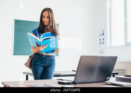 Portrait einer Studentin, die Buch hält und liest. Stockfoto