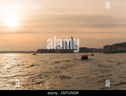 Sonnenuntergang über der Lagune und Punta della Dogana in Venedig, Italien Stockfoto