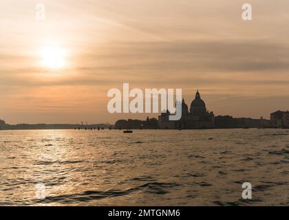 Sonnenuntergang über der Lagune und Punta della Dogana in Venedig, Italien Stockfoto