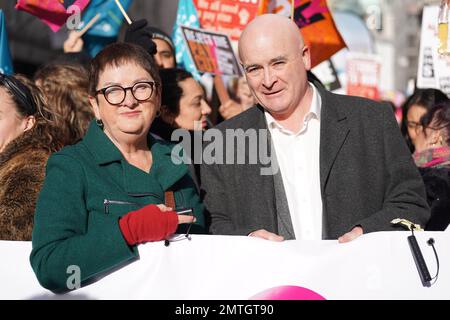 Mick Lynch, Generalsekretär der Eisenbahn-, See- und Verkehrsunion (RMT), und Mary Bousted (links), Gemeinsam mit streikenden Mitgliedern und Anhängern führt der gemeinsame Generalsekretär der Nationalen Bildungsunion einen marsch von Portland Place nach Westminster durch, wo sie eine Kundgebung gegen die umstrittenen Pläne der Regierung für ein neues Gesetz über Mindestdienstleistungsniveaus während Streiks abhalten werden. Bilddatum: Mittwoch, 1. Februar 2023. Stockfoto