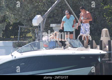 EXKLUSIV!! Sieht so aus, als hätten Rosie O'Donnell und Tracy Kachtick-anders sich nach ihrer gemeldeten Aufteilung vom 2011. Februar versöhnt. Rosie half ihrem Freund aus einem Boot und das Paar hielt Händchen, während sie an einem Dock entlang gingen, nachdem sie nachmittags mit zwei guten männlichen Freunden, Miami Beach, FL, 03/23/11, booteten. Stockfoto