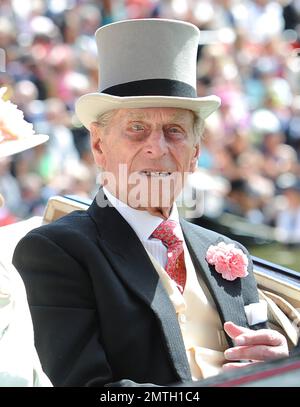 Die königliche Familie im Royal Ascot 2. Tag. Die königlichen Kutschen, die 1. Kutsche, die Königin, Prinz Phillip, der Herzog von Edinburgh, der Emir von Katar, der Lord Vestey. 2. Carriage, Charles the Prince of Wales, Camila the Duchess of Cornwall, Sheikh Joaan bin Hamad bin Khalifa Al - thani, Mr Christopher Ryys- Jones., Vereinigtes Königreich, 18. Juni 2014. Stockfoto