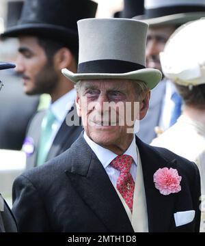 Die königliche Familie im Royal Ascot 2. Tag. Die königlichen Kutschen, die 1. Kutsche, die Königin, Prinz Phillip, der Herzog von Edinburgh, der Emir von Katar, der Lord Vestey. 2. Carriage, Charles the Prince of Wales, Camila the Duchess of Cornwall, Sheikh Joaan bin Hamad bin Khalifa Al - thani, Mr Christopher Ryys- Jones., Vereinigtes Königreich, 18. Juni 2014. Stockfoto