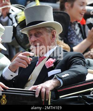 Die königliche Familie im Royal Ascot 2. Tag. Die königlichen Kutschen, die 1. Kutsche, die Königin, Prinz Phillip, der Herzog von Edinburgh, der Emir von Katar, der Lord Vestey. 2. Carriage, Charles the Prince of Wales, Camila the Duchess of Cornwall, Sheikh Joaan bin Hamad bin Khalifa Al - thani, Mr Christopher Ryys- Jones., Vereinigtes Königreich, 18. Juni 2014. Stockfoto