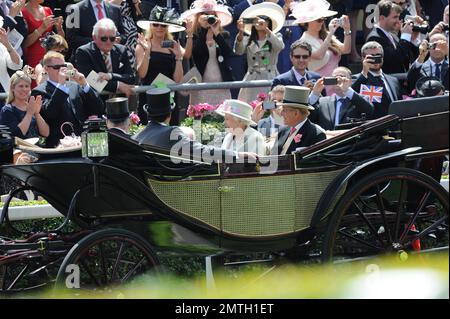 Die königliche Familie im Royal Ascot 2. Tag. Die königlichen Kutschen, die 1. Kutsche, die Königin, Prinz Phillip, der Herzog von Edinburgh, der Emir von Katar, der Lord Vestey. 2. Carriage, Charles the Prince of Wales, Camila the Duchess of Cornwall, Sheikh Joaan bin Hamad bin Khalifa Al - thani, Mr Christopher Ryys- Jones., Vereinigtes Königreich, 18. Juni 2014. Stockfoto