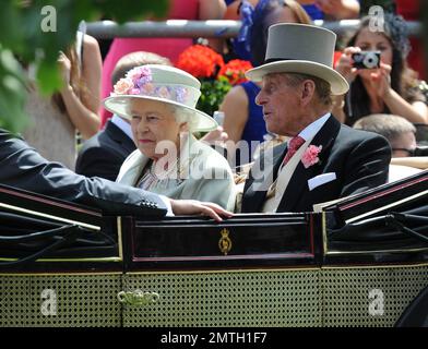 Die königliche Familie im Royal Ascot 2. Tag. Die königlichen Kutschen, die 1. Kutsche, die Königin, Prinz Phillip, der Herzog von Edinburgh, der Emir von Katar, der Lord Vestey. 2. Carriage, Charles the Prince of Wales, Camila the Duchess of Cornwall, Sheikh Joaan bin Hamad bin Khalifa Al - thani, Mr Christopher Ryys- Jones., Vereinigtes Königreich, 18. Juni 2014. Stockfoto