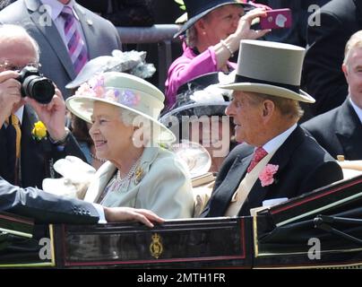 Die königliche Familie im Royal Ascot 2. Tag. Die königlichen Kutschen, die 1. Kutsche, die Königin, Prinz Phillip, der Herzog von Edinburgh, der Emir von Katar, der Lord Vestey. 2. Carriage, Charles the Prince of Wales, Camila the Duchess of Cornwall, Sheikh Joaan bin Hamad bin Khalifa Al - thani, Mr Christopher Ryys- Jones., Vereinigtes Königreich, 18. Juni 2014. Stockfoto