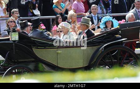 Die königliche Familie im Royal Ascot 2. Tag. Die königlichen Kutschen, die 1. Kutsche, die Königin, Prinz Phillip, der Herzog von Edinburgh, der Emir von Katar, der Lord Vestey. 2. Carriage, Charles the Prince of Wales, Camila the Duchess of Cornwall, Sheikh Joaan bin Hamad bin Khalifa Al - thani, Mr Christopher Ryys- Jones., Vereinigtes Königreich, 18. Juni 2014. Stockfoto