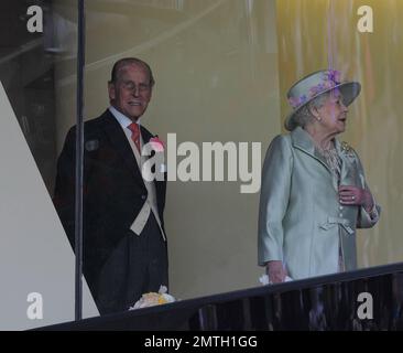 Die königliche Familie im Royal Ascot 2. Tag. Die königlichen Kutschen, die 1. Kutsche, die Königin, Prinz Phillip, der Herzog von Edinburgh, der Emir von Katar, der Lord Vestey. 2. Carriage, Charles the Prince of Wales, Camila the Duchess of Cornwall, Sheikh Joaan bin Hamad bin Khalifa Al - thani, Mr Christopher Ryys- Jones., Vereinigtes Königreich, 18. Juni 2014. Stockfoto