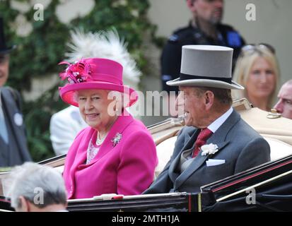 Royal Ascot Day 4, HRH Queen Elizabeth II und Prince Phillip, der Herzog von Edinburgh, kommen in den Royal Carriage, Ascot, Großbritannien, 20. juni 2014. Stockfoto