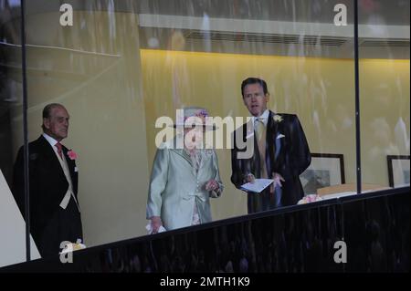 Die königliche Familie im Royal Ascot 2. Tag. Die königlichen Kutschen, die 1. Kutsche, die Königin, Prinz Phillip, der Herzog von Edinburgh, der Emir von Katar, der Lord Vestey. 2. Carriage, Charles the Prince of Wales, Camila the Duchess of Cornwall, Sheikh Joaan bin Hamad bin Khalifa Al - thani, Mr Christopher Ryys- Jones., Vereinigtes Königreich, 18. Juni 2014. Stockfoto