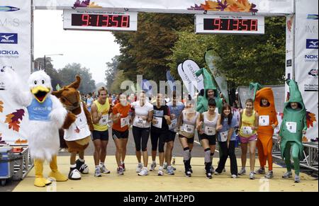 Ben Fogle, Tana Ramsey, Jenni Falconer, Margherita Taylor, The Cheeky Girls und Charlie Webster nehmen am Halbmarathon der Royal Parks Foundation im Hyde Park in London Teil. 10/10/10. Stockfoto