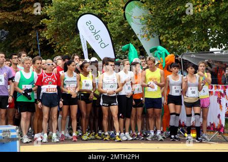 Ben Fogle, Tana Ramsey, Jenni Falconer, Margherita Taylor, The Cheeky Girls und Charlie Webster nehmen am Halbmarathon der Royal Parks Foundation im Hyde Park in London Teil. 10/10/10. Stockfoto