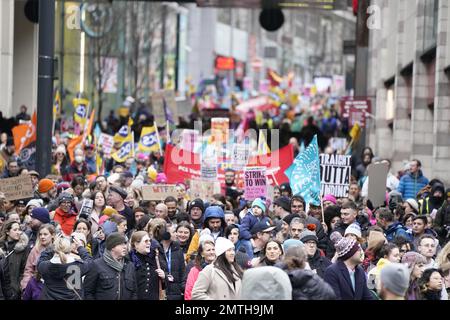 Demonstranten während des Protect the Right to Strike march in Leeds, protestieren gegen die umstrittenen Pläne der Regierung für ein neues Gesetz über Mindestdienstleistungsniveaus während Streiks. Bilddatum: Mittwoch, 1. Februar 2023. Stockfoto