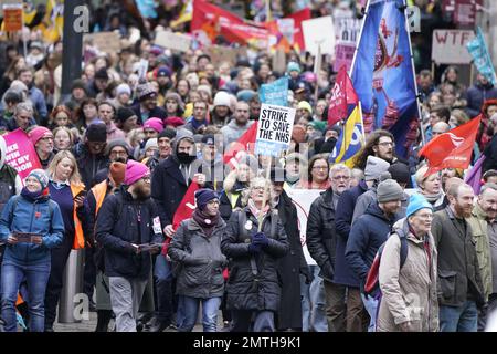 Demonstranten während des Protect the Right to Strike march in Leeds, protestieren gegen die umstrittenen Pläne der Regierung für ein neues Gesetz über Mindestdienstleistungsniveaus während Streiks. Bilddatum: Mittwoch, 1. Februar 2023. Stockfoto