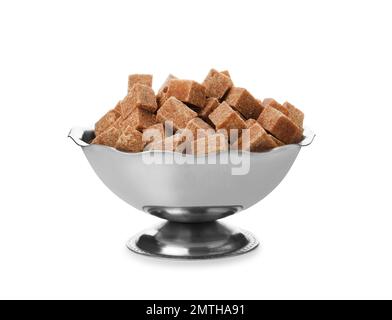 Metallschüssel mit braunen Zuckerwürfeln auf weiß isoliert Stockfoto