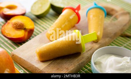 Hausgemachtes Bio-Fruchteis mit Mango und Pfirsich. Stockfoto