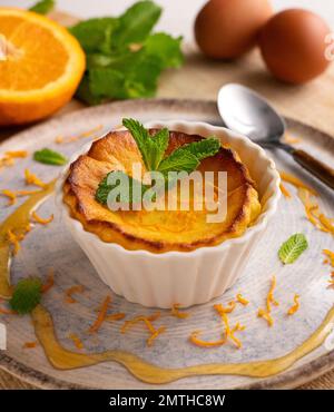 Orangefarbenes Soufflé. Das Soufflé ist ein leichtes Gericht, das im Ofen mit einer Béchamel-Sauce in Kombination mit Eigelb und anderen Zutaten zubereitet und zu dem er geschlagen wurde Stockfoto