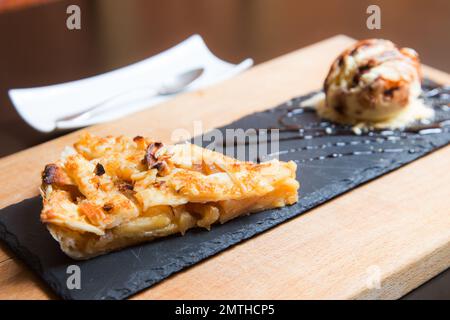 Apfelkuchen mit Zimt und Walnüssen. Stockfoto