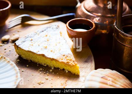 Tarta de Santiago in Galicien ist ein Dessert aus Mandeln. Stockfoto