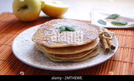 Apfel-Zimt-Pfannkuchen Stockfoto