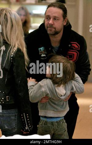 Russell Crowe zeigt, dass er ein praktischer Vater ist, während einer Shopping-Tour in L.A. heute. Crowe und seine Frau Danielle Spencer und die beiden Söhne Charlie und Tennyson besuchten The Sharper Image, gefolgt von der Boutique Bonpoint des Kindes. Unter den Käufen waren ein Frosch, eine russische Puppe und ein brauner Teddybär. Crowe hat seine beiden Söhne genau im Auge behalten und sie immer wieder hochgenommen und umarmt. Beverly Hills, Kalifornien. 2/21/08. Stockfoto