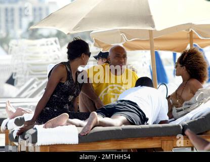 Exklusiv!! Russell Simmons genießt eine Fußmassage und die Gesellschaft von Barbara Becker und seinen Freunden, während er seine Geburtstagswoche in South Beach feiert. 10/02/06 Alle Stockfoto
