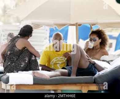 Exklusiv!! Russell Simmons genießt eine Fußmassage und die Gesellschaft von Barbara Becker und seinen Freunden, während er seine Geburtstagswoche in South Beach feiert. 10/02/06 Alle Stockfoto